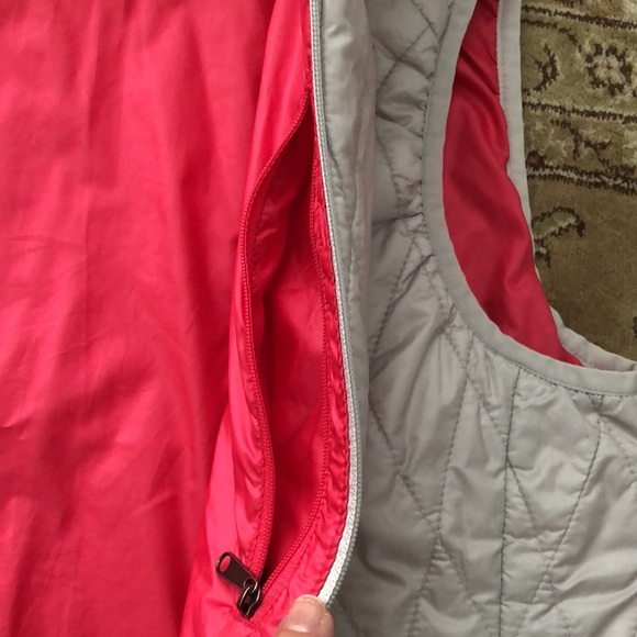 Patagonia vest white/ super light silver color. 🥶😍 Sz M with Primaloft - Picture 5 of 11
